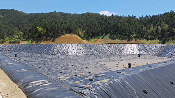 매우 낮은 투과성과 화학적 부식 저항성을 갖춘 광산 광미 연못용 매끄러운 HDPE 지오멤브레인